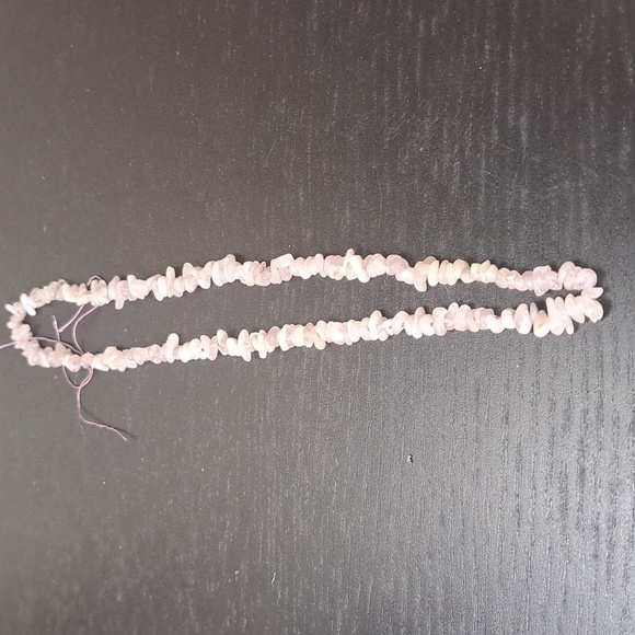 String of polished Kunzite gemstone chips - Picture 3 of 5